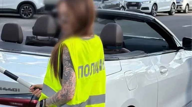 В Киеве блогерша надела полицейский жилет ради съемки видео