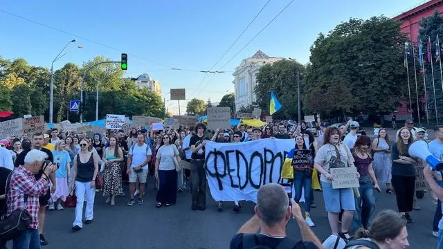Thousands of people took to the streets to protest in Kyiv and other regions