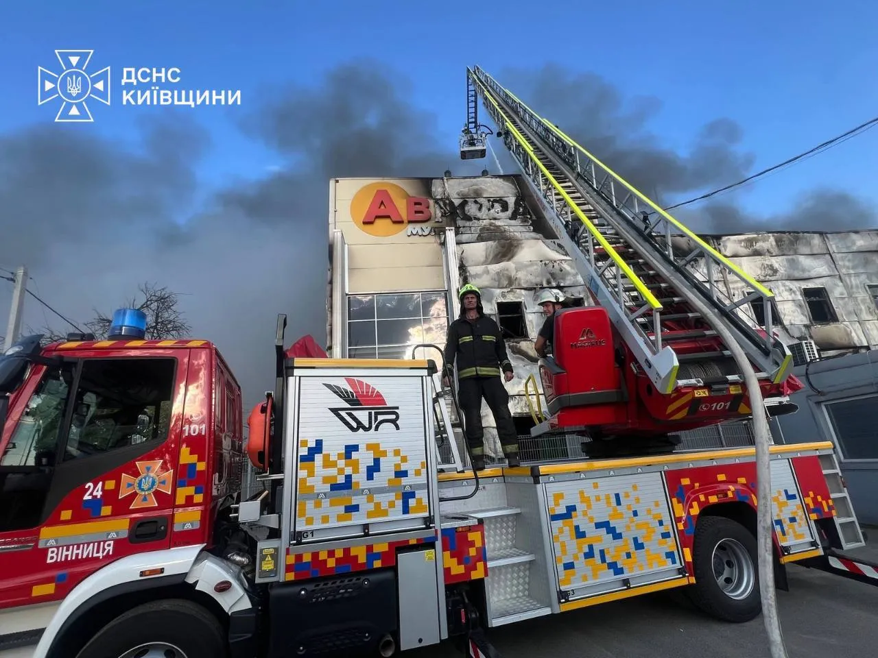 После атаки российских террористов в Соломенском районе Киева произошло возгорание в нежилом здании