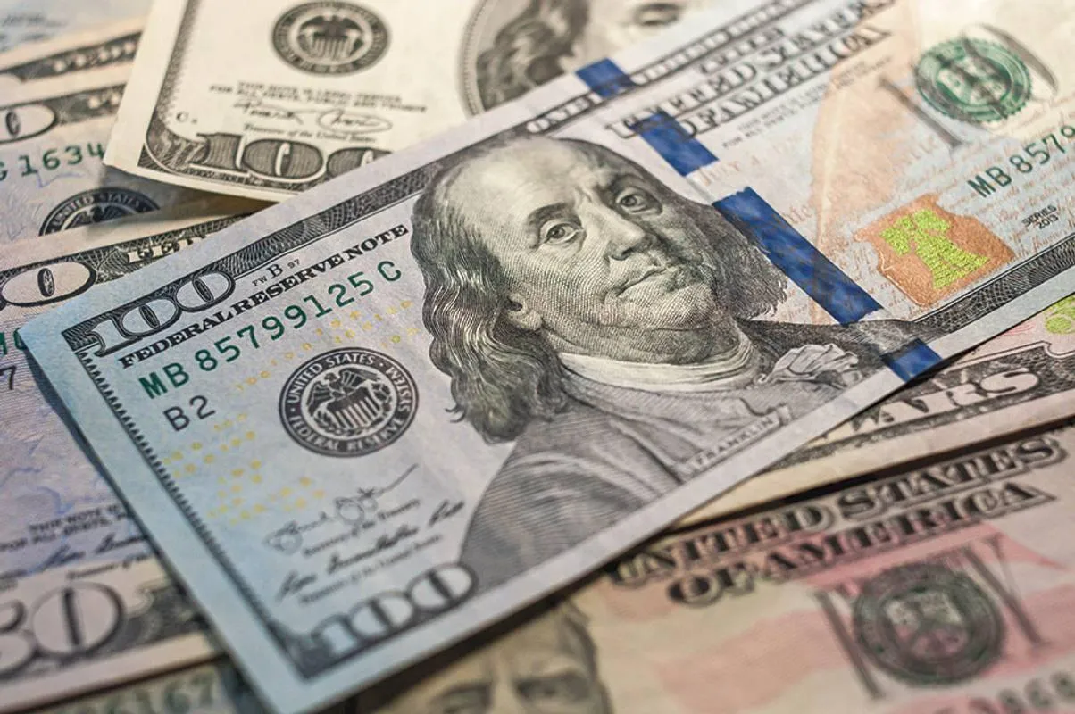 Долар та євро продовжують дешевшати після різкого зростання