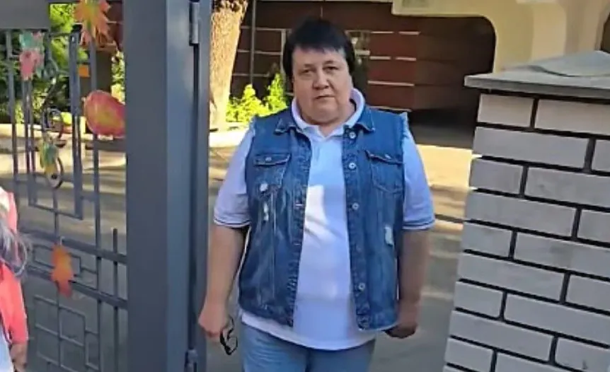 Директорка гімназії, яка не пустила на уроки дітей у шортах, має науковий статус