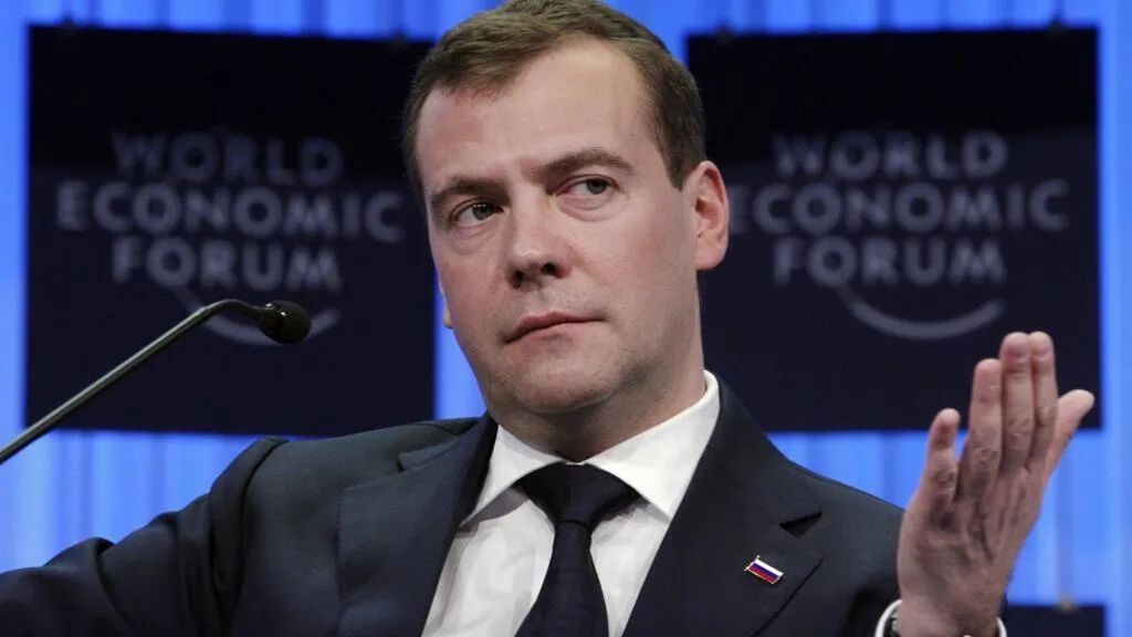 Медведєв заявив, що у рф більше немає обмежень відносно України