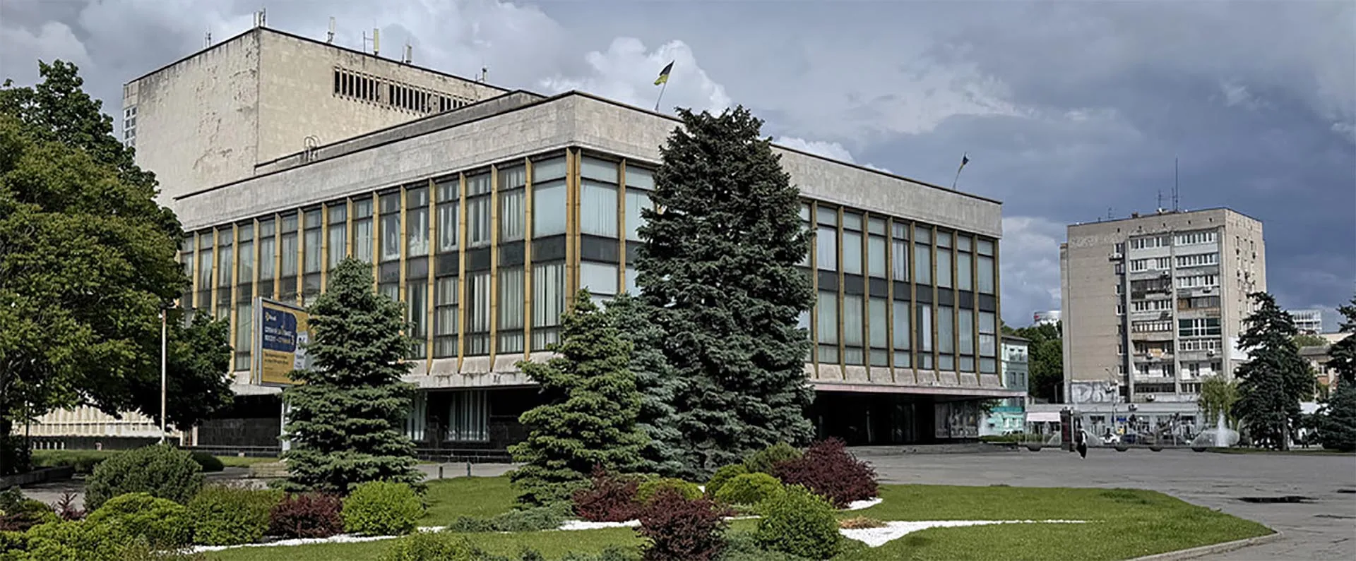 Зеленський надав статус національного Дніпровському театру опери та балету