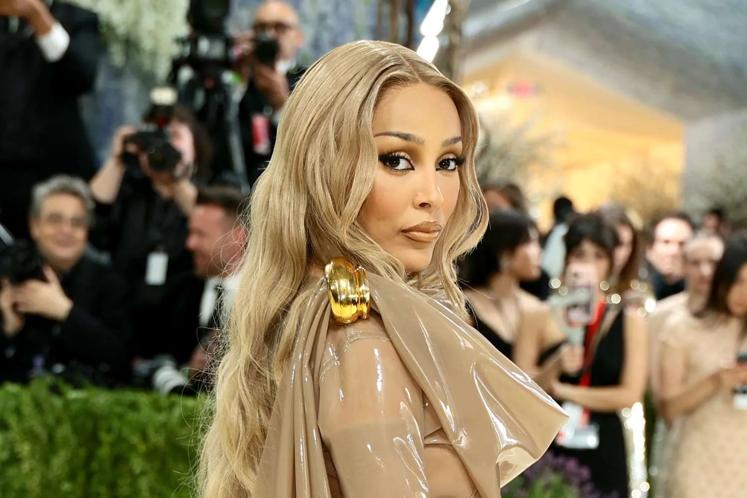 На Met Gala 2026 Doja Cat здивувала своєю «античною» силіконовою сукнею