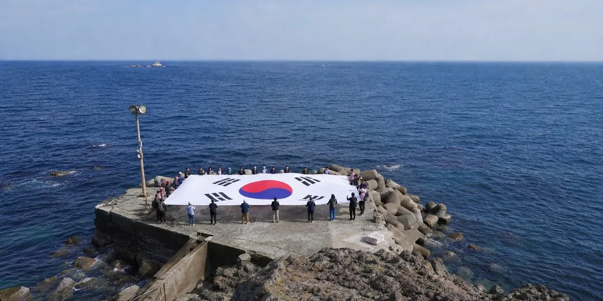 Na Dokdo opublikowano nagranie z drona z 30-metrową flagą Korei Południowej — Korea Herald
