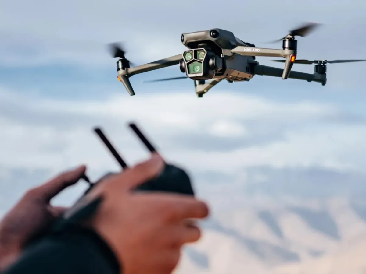 Відео: у центрі Києва невідомі запустили дрон із російським прапором