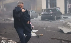 Українців розчулив екскерівник ДСНС Харкова із врятованими дітьми на руках