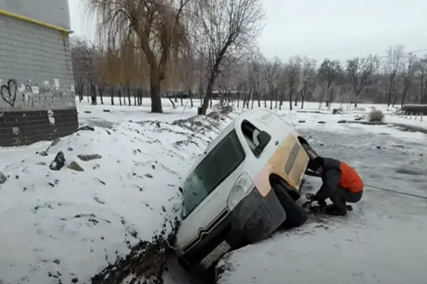 У Кривому Розі службовий автомобіль «Укрпошти» потрапив у траншею через ожеледицю
