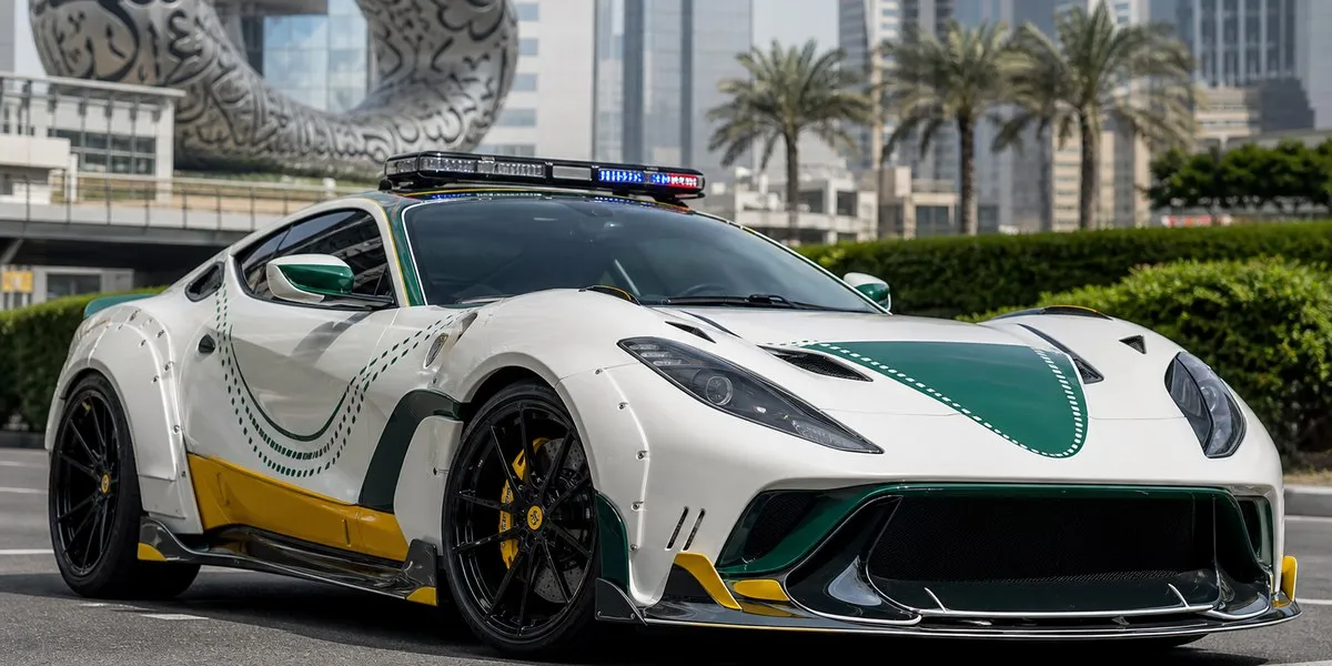 Policja w Dubaju zaprezentowała 800-konny Ferrari 812 Superfast od Mansory — Motor1