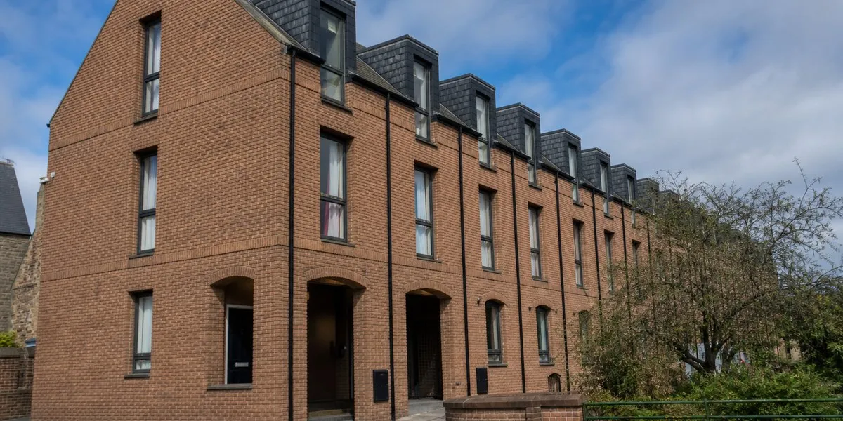 Studenci w Dundee pilnie szukają mieszkań po zamknięciu kompleksu — The Guardian
