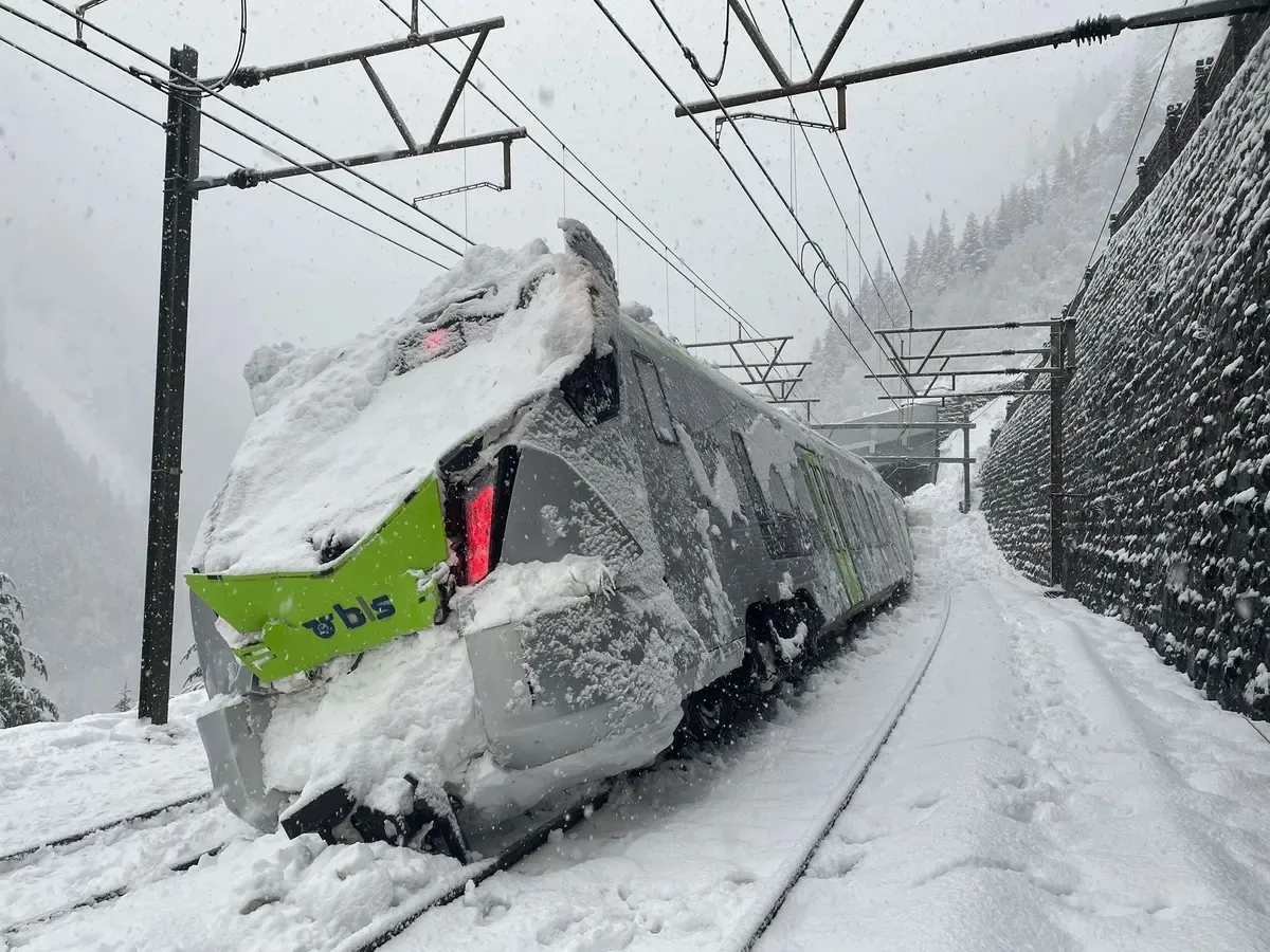 Лавина знесла з колії пасажирський поїзд у Швейцарії – відео
