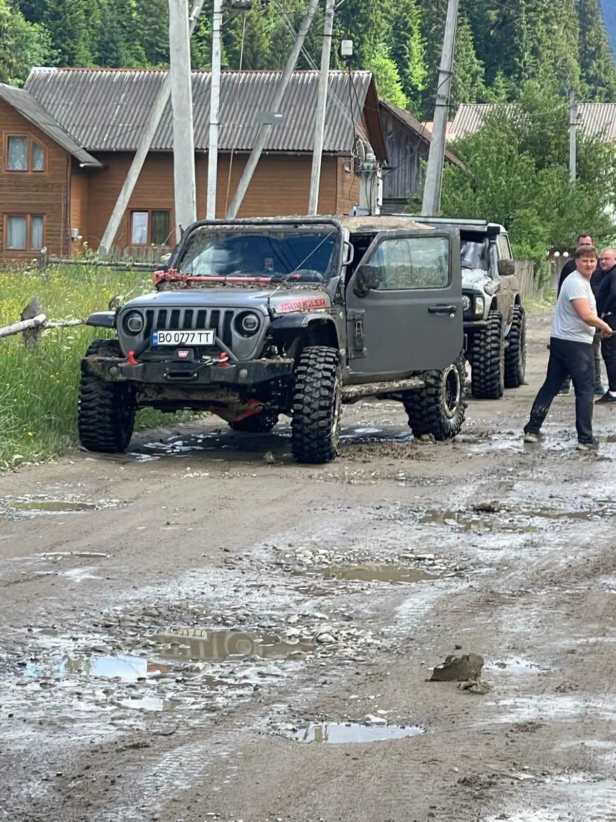 Policja zidentyfikowała kierowców jeżdżących po korycie górskiej rzeki w Zakarpaciu