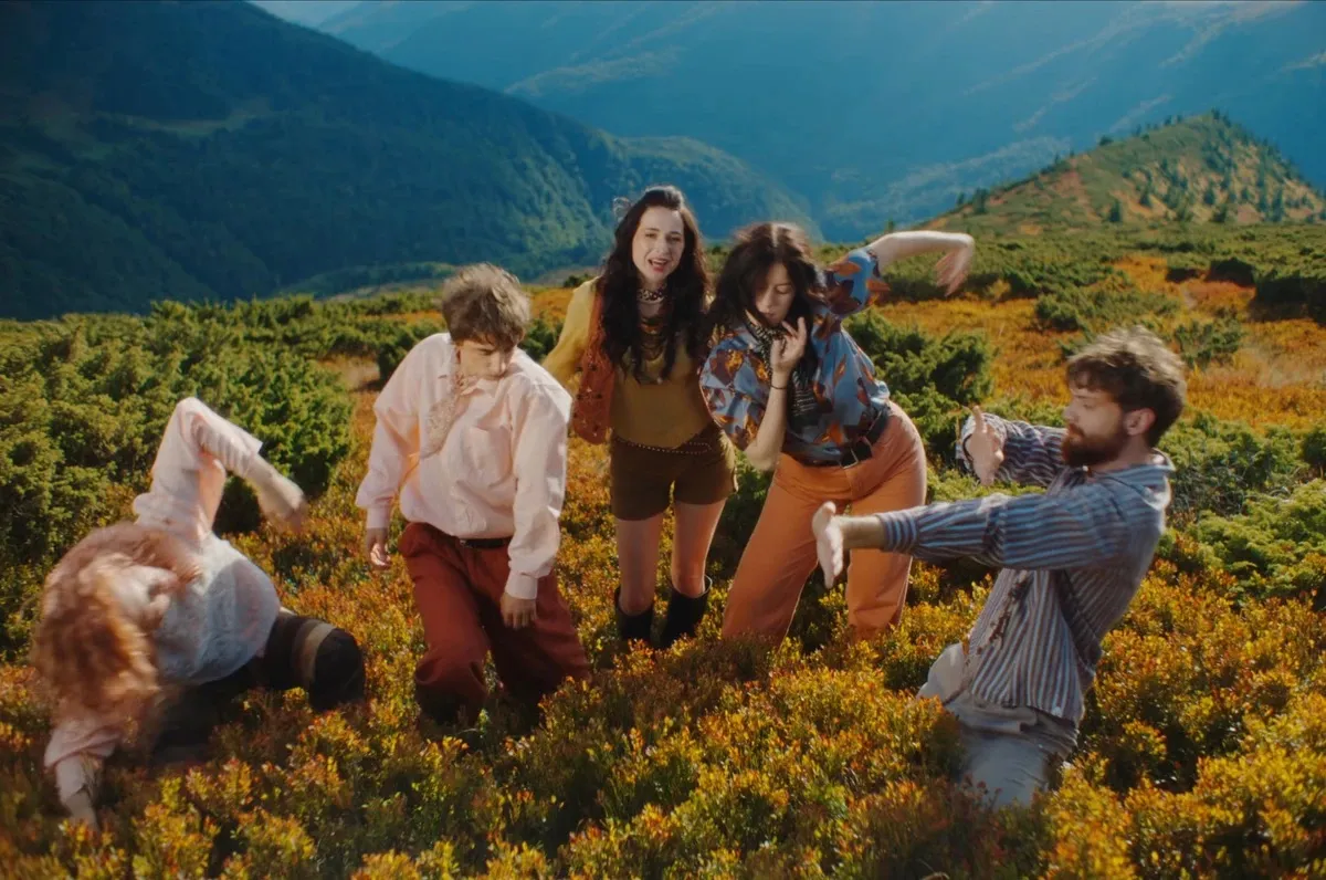 Video: SadSvit and FIЇNKA released a '70s-style music video for "Bureviy" about the Carpathians and freedom