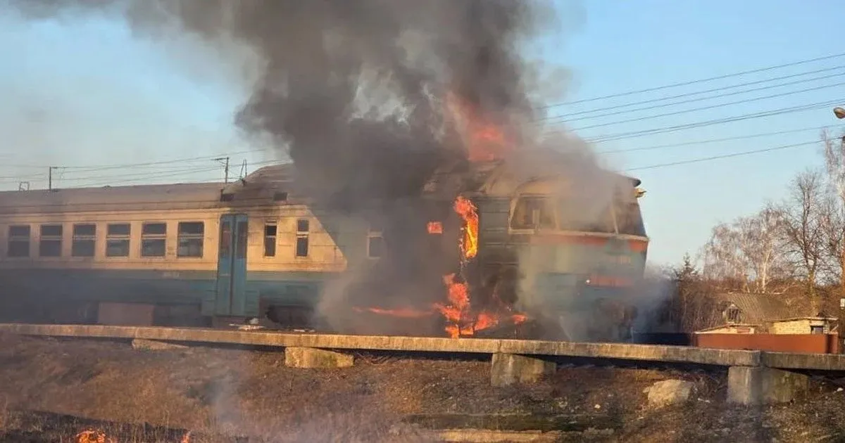 Видео: Россия атаковала пригородный поезд в Сумской области: есть раненые