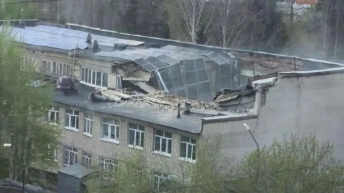 В Єкатеринбурзі обвалився дах коледжу на площі 400 кв м – відео