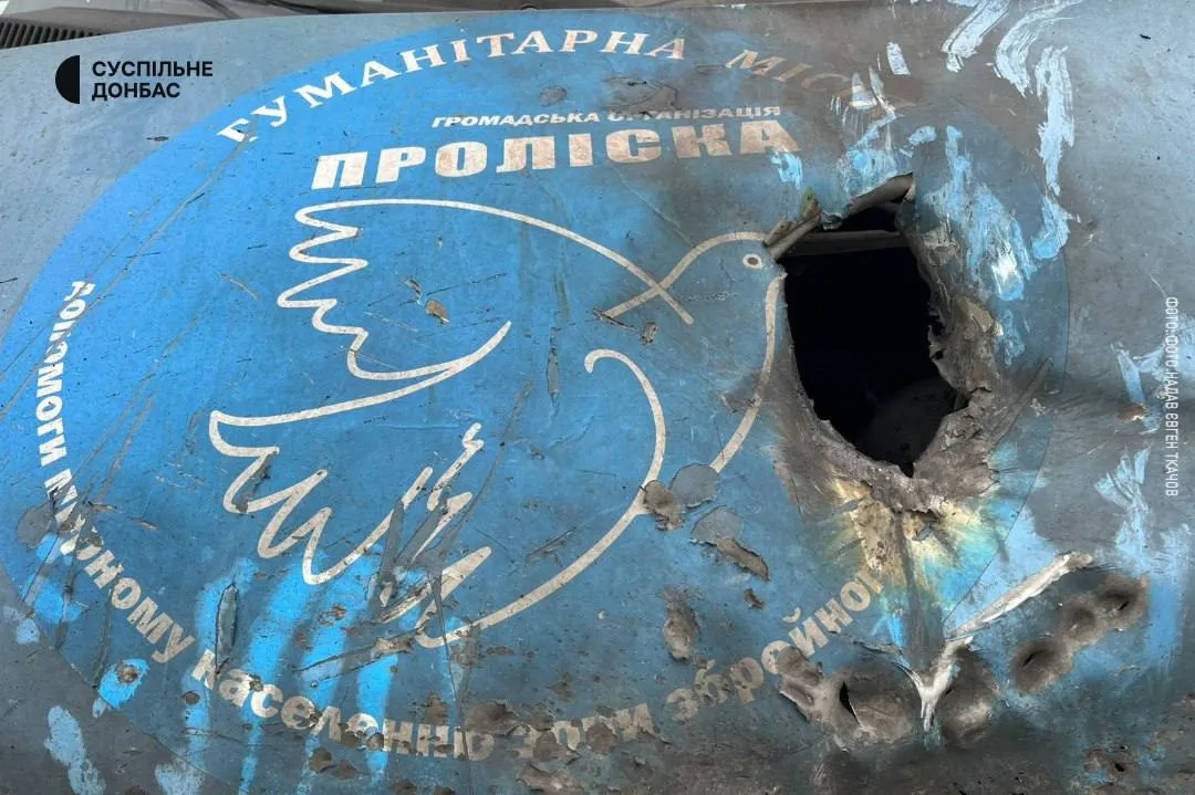 При вʼїзді до Костянтинівки росіяни вдарили дроном по автівці гуманітарної місії