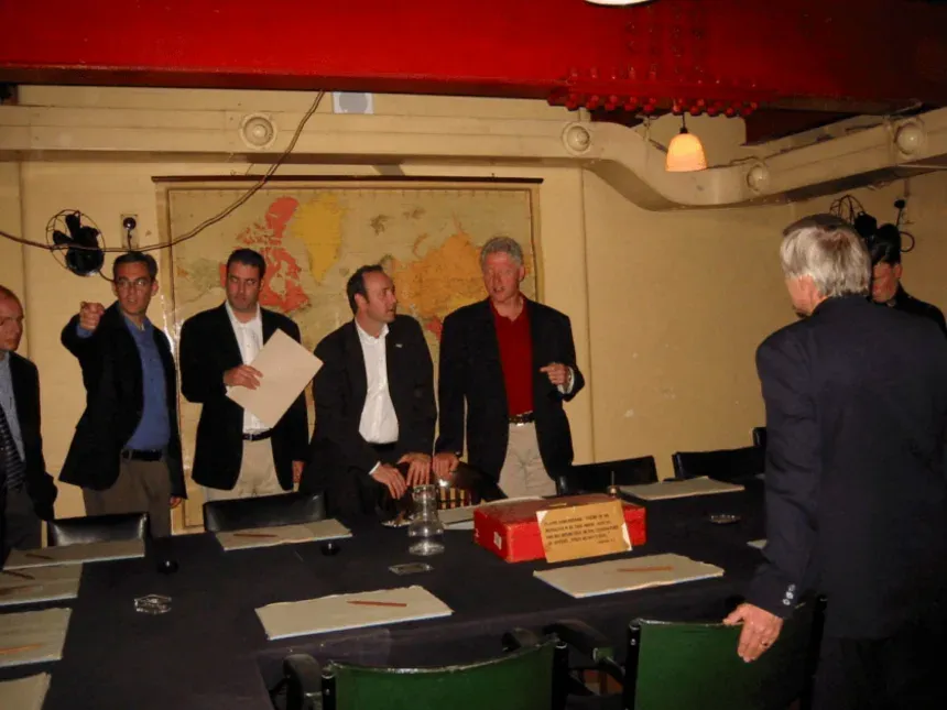 Білл Клінтон у Лондоні з Кевіном Спейсі на фото з файлів Епштейна