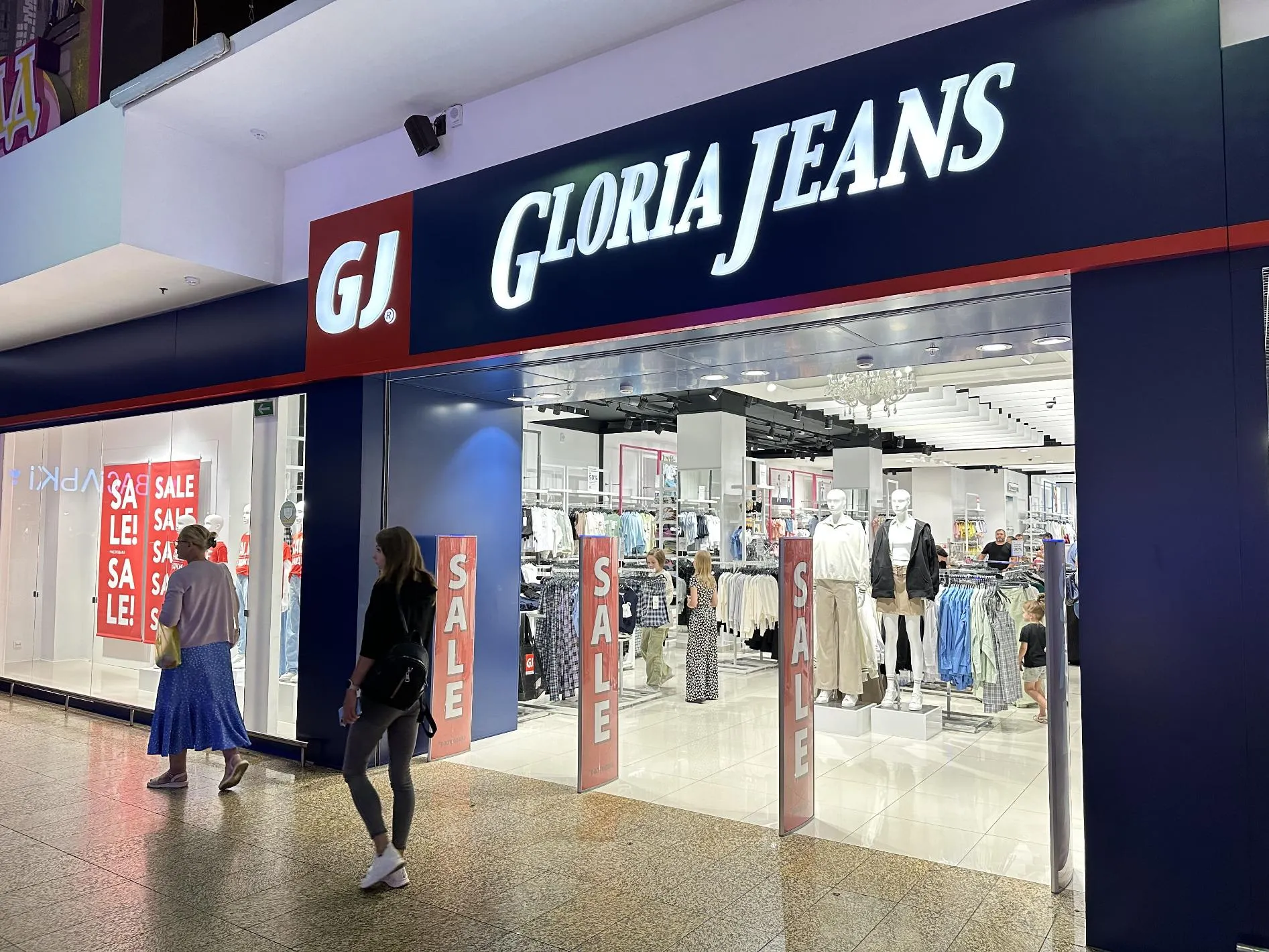 Gloria Jeans перенесла головний офіс до Дубая та закриє виробництво в РФ