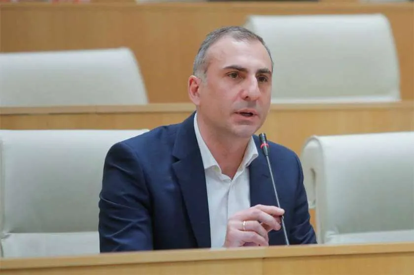 У Грузії опозиційний політик Алеко Елісашвілі хотів підпалити суд, його затримали