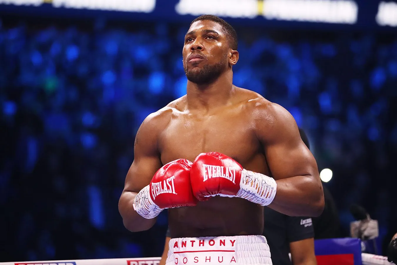 Усик подарував Джошуа унікальний годинник із гільзи артилерійського снаряда