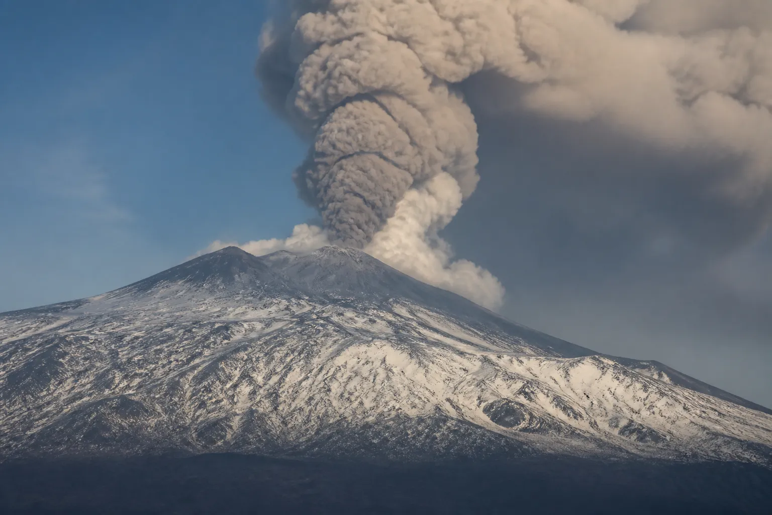 Erupcja Etny spowodowała wstrzymanie lotów na lotnisku w Katanii