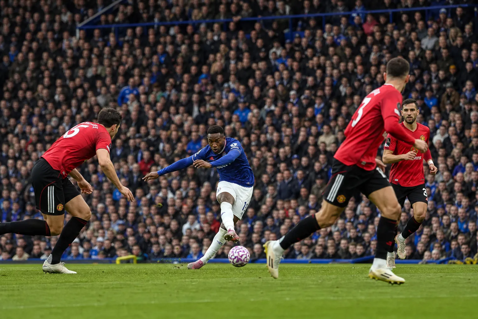 Everton snatch draw against Manchester United thanks to Maitland-Niles goal
