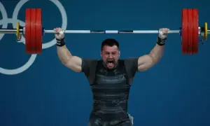 Леброну Джеймсу до крові розбили обличчя під час матчу на Олімпіаді - фото