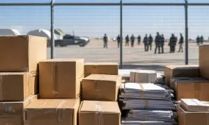 В США произошло масштабное крушение поезда, перевозившего цистерны с химикатами — видео
