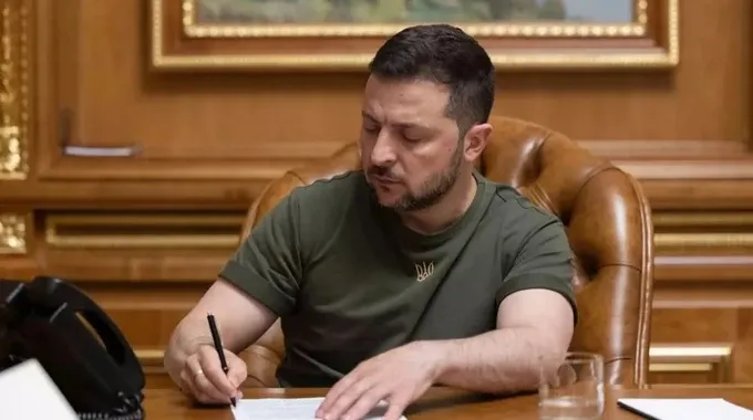 Зеленський відзначив тих, хто рятував Україну під обстрілами