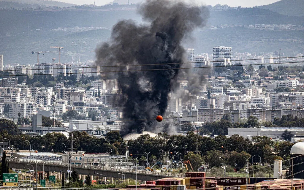 Відео: Почалася пожежа на нафтопереробному заводі у Хайфі після обстрілу