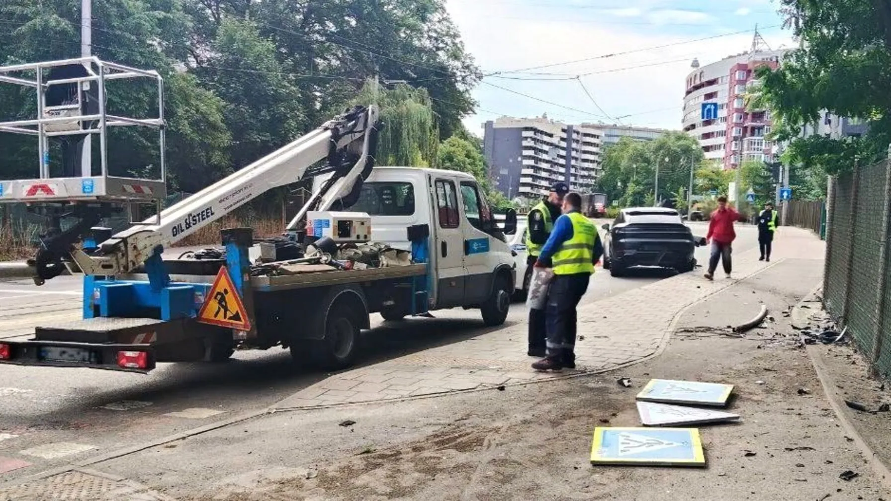 Во Львове водитель Porsche сбил светофор и скрылся с места ДТП