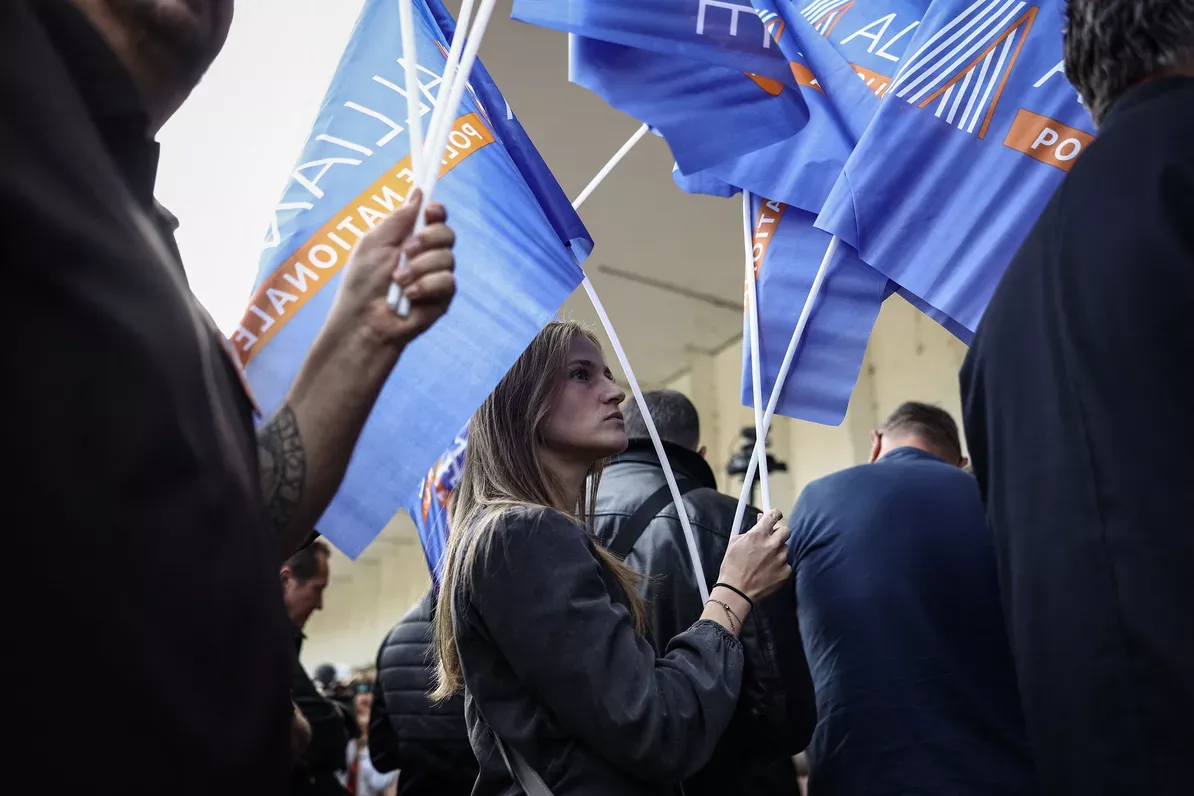 У Франції тисячі людей вийшли підтримати поліцію (Відео)