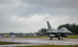 У Німеччині розбився винищувач F-16 США, пілот катапультувався — Defense News