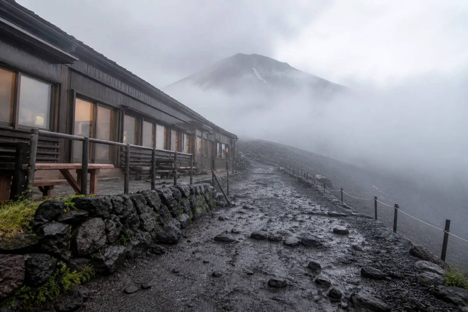 父亲将7岁儿子留在富士山上后继续登山