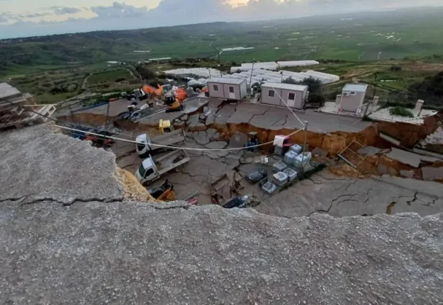 На Сицилії оголосили евакуацію через масштабний зсув ґрунту – фото, відео