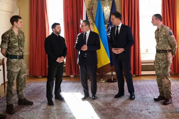 Зеленський, Стармер і Рютте зустрілися з британськими військовими, які освоюють українські БпЛА
