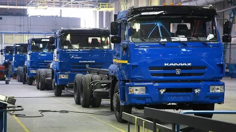 Через рекордні збитки КАМАЗ розпочав масові звільнення працівників