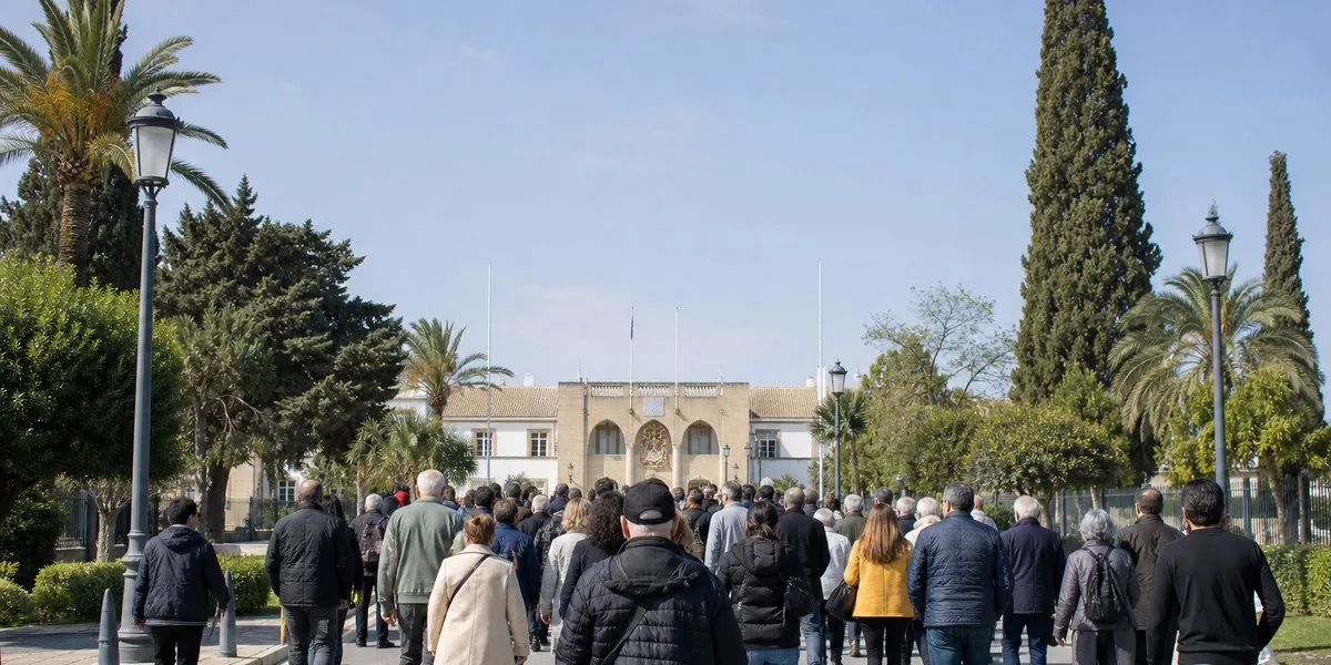 菲迪亚斯·帕纳约图在塞浦路斯领导抗议电价活动——Cyprus Mail