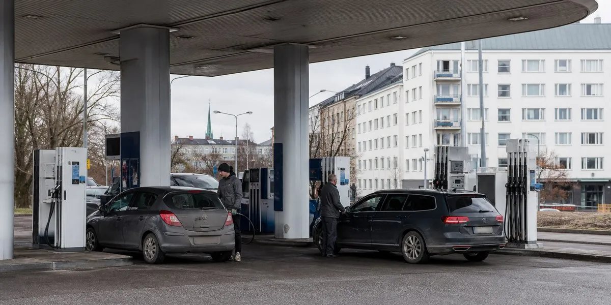 Yle calculator estimates petrol costs at a price of 3 euros per litre — YLE News