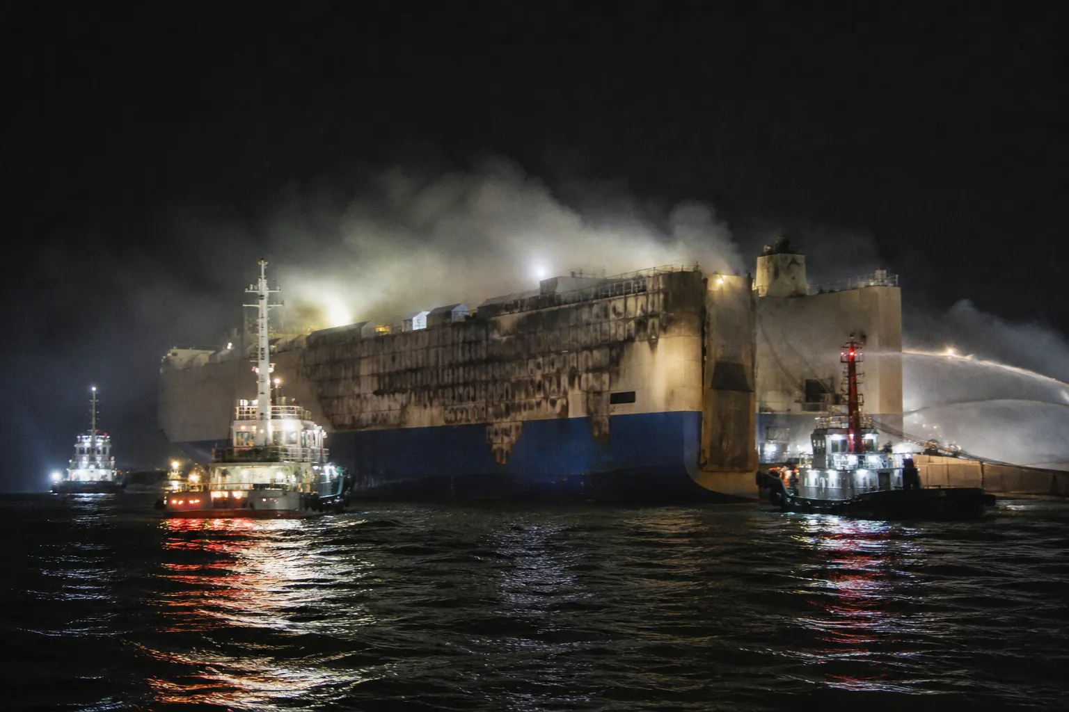 仁川附近一艘载有石油产品的船只起火，两名船员死亡