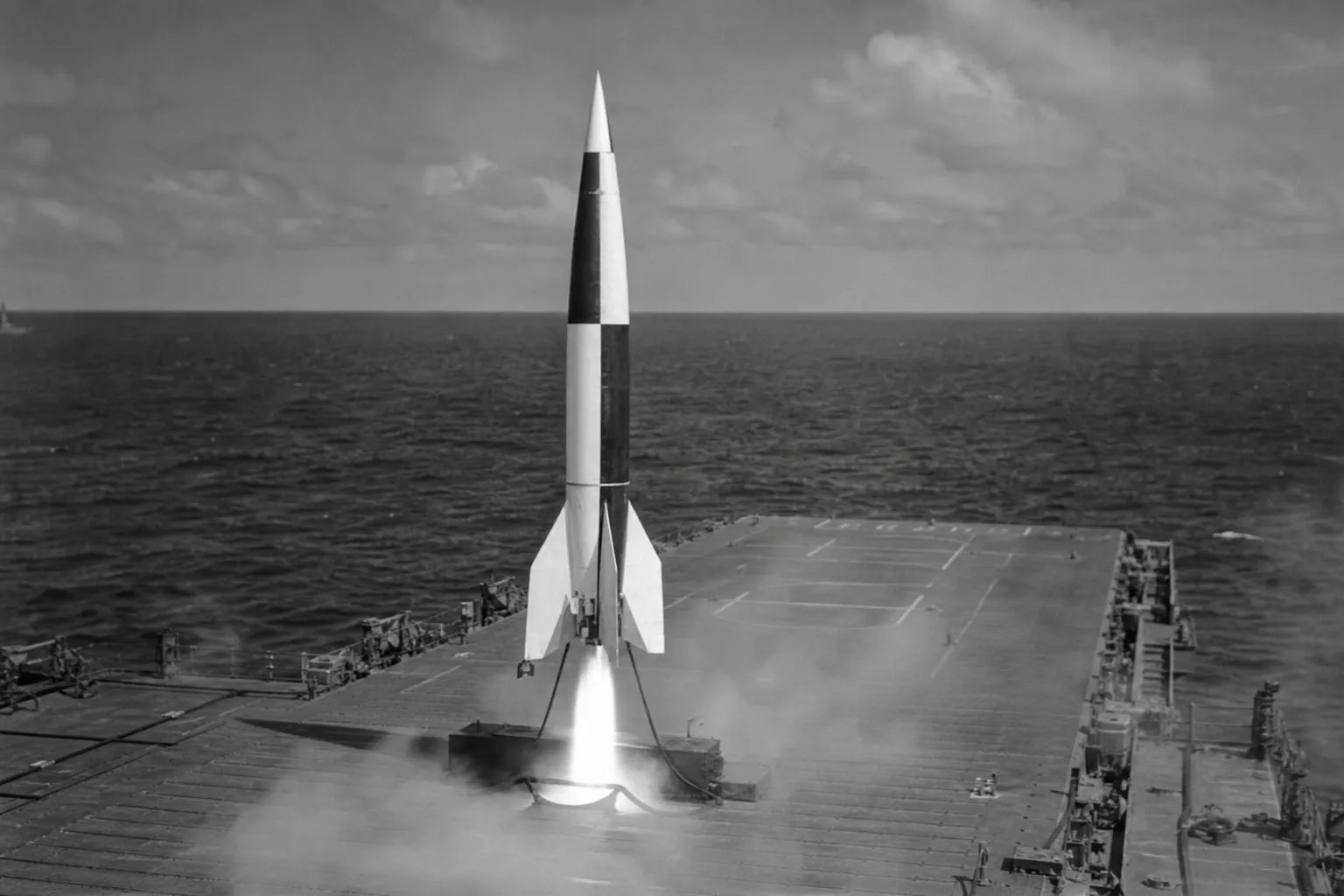 W 1947 roku USA po raz pierwszy wystrzeliły rakietę balistyczną V-2 z lotniskowca USS Midway