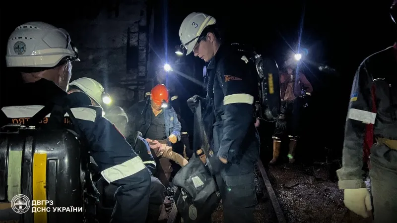 У Кривому Розі рятувальники підняли гірників із двох шахт після обстрілів рф