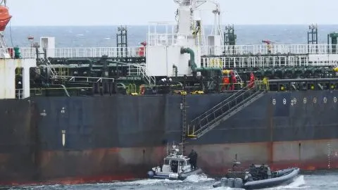 Швеція затримала підсанкційний танкер через розлив нафти