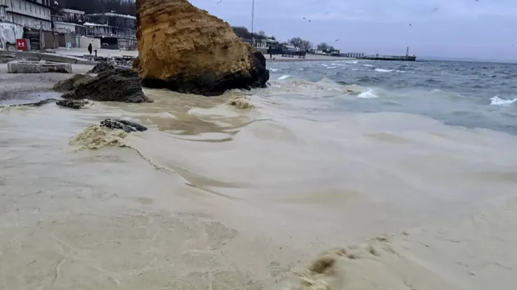 Акваторію порту Південний перекрили після витоку олії