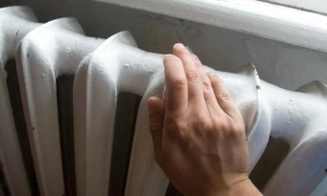 Сніг і вітер зупинили поїзди на Київщині