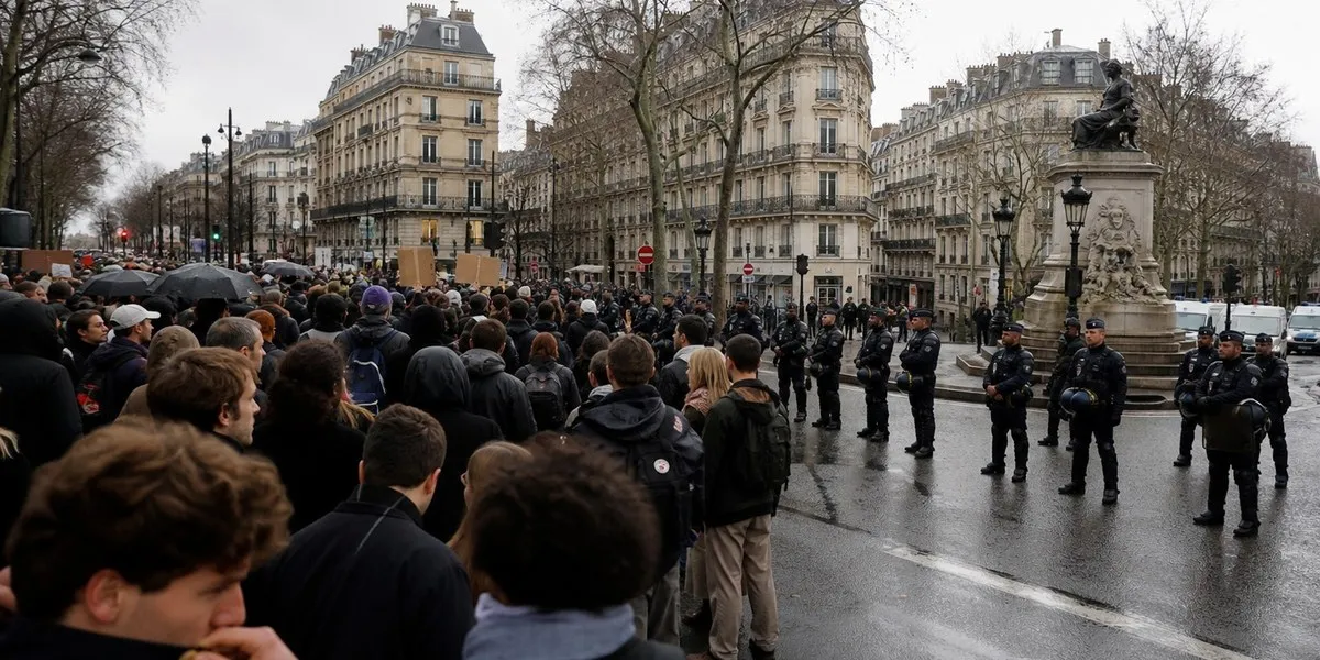 法国民众抗议警察使用武力法案 — France 24