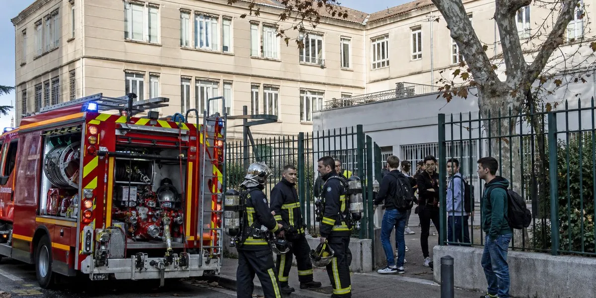 We Francji oblano benzyną dyrektora szkoły podczas protestów — Jerusalem Post