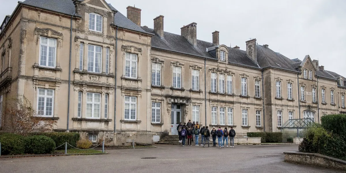Francuscy licealiści prowadzą ogólnokrajowe blokady — France 24