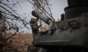 В результате атаки оккупантов по многоэтажке в Херсоне погибла женщина