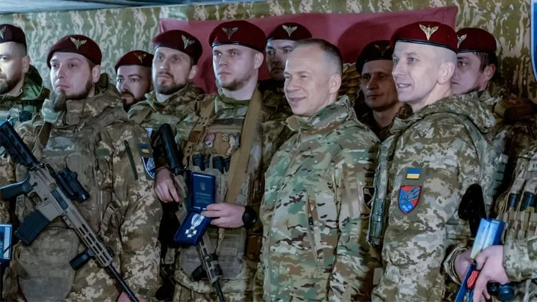 Сирський нагородив захисників на Східному напрямку